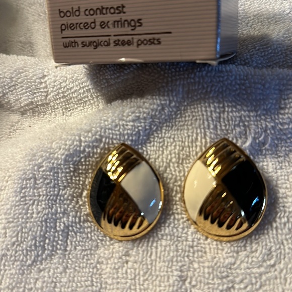 Avon Vintage 1991 Dramatic Texture Goldtone Pierced Earrings - Picture 2 of 3